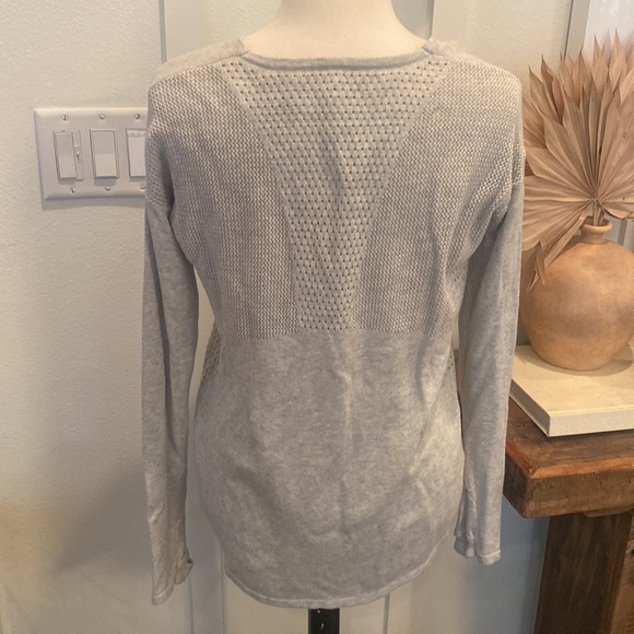 Lululemon Knit V Neck Long Sleeve Gray Perforated sweater - Picture 6 of 9